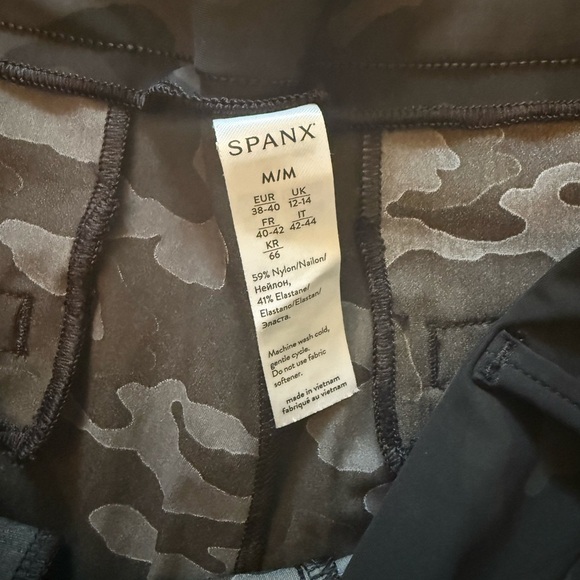 Spanx Sunshine Shorts Medium Black Camouflage 6 inch - Picture 4 of 6
